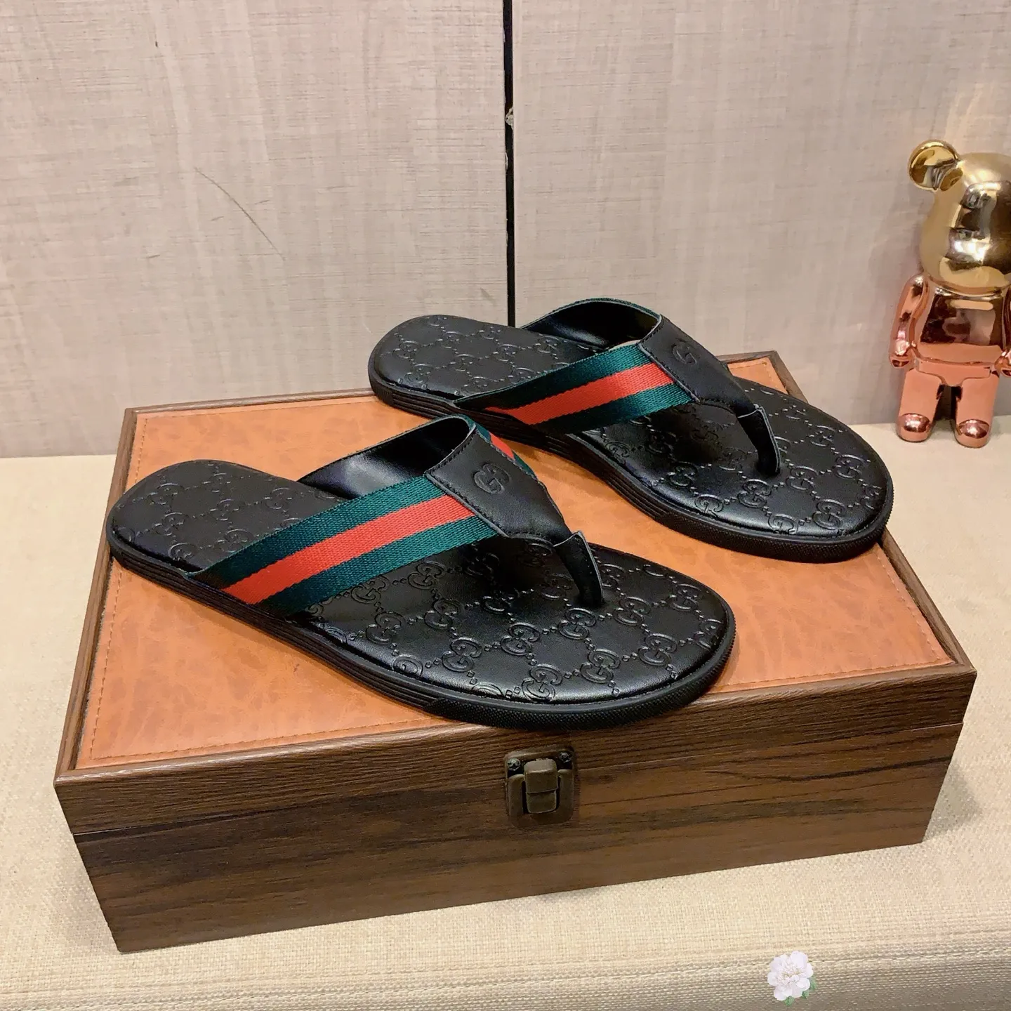 Slippers: New model: Factory price: 260💰💰🎩🎩🔥🔥《 Gucci* 》Series of slippers top purchasing agent🔍🔍Sold at the same time for men, original Italian imported webbing made of selected cowhide, exquisite workmanship,), sole: (super comfortable) original factory special sole, ⚠️exclusive double-layer movable molded sole super comfortable⚠️, real shot🎬the real thing is more beautiful🔍🔍266 regular code 38-44, can be ordered 45.